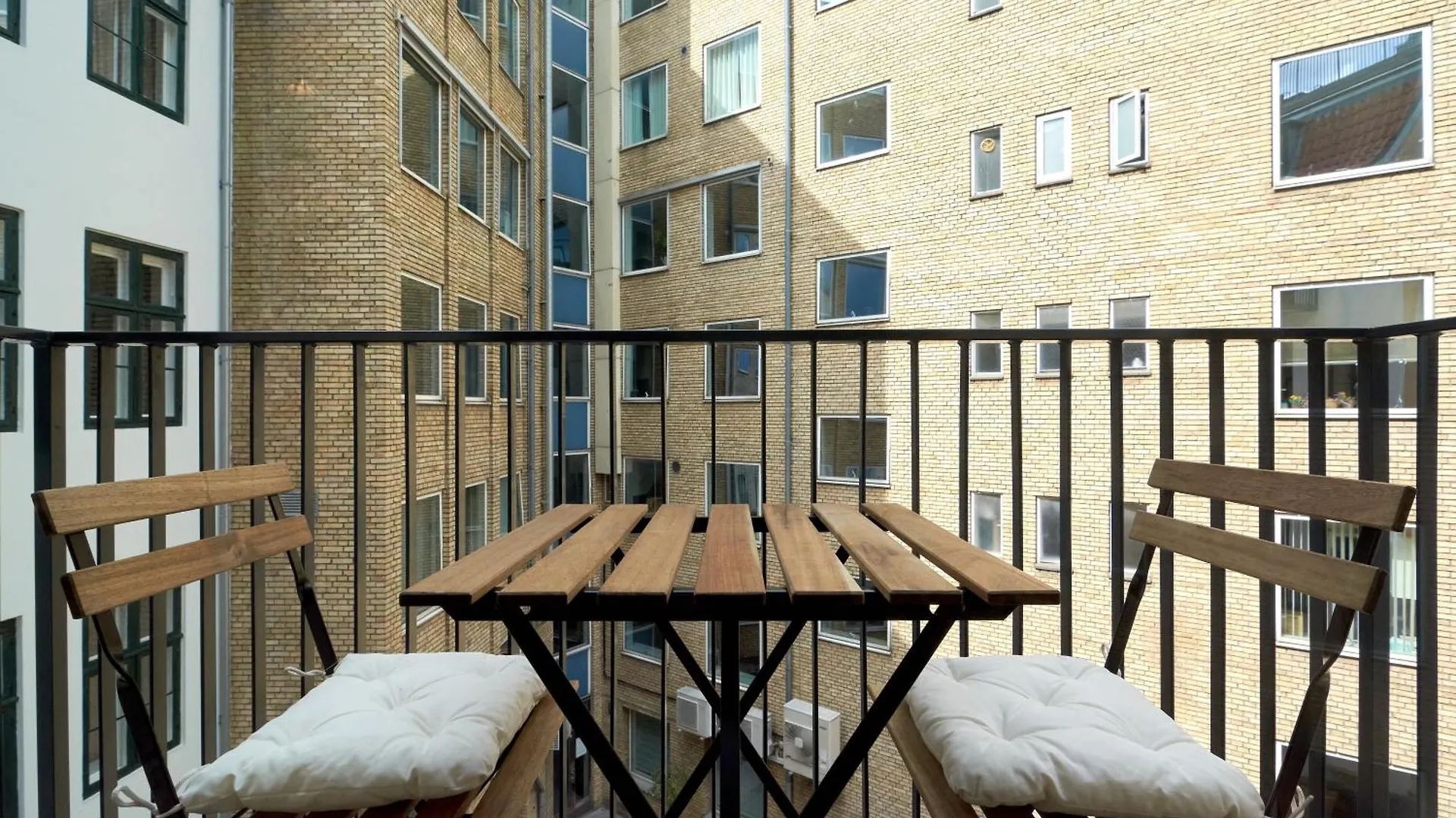 Large 4 Bedroom With Balcony & Bathtub In Cph City Copenhagen
